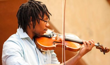 Johannesburg, Güney Afrika - 28 Ağustos 2010: Müzik okulu orkestrasında çeşitli gençler