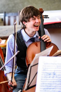 Johannesburg, Güney Afrika - 28 Ağustos 2010: Müzik okulu orkestrasında çeşitli gençler