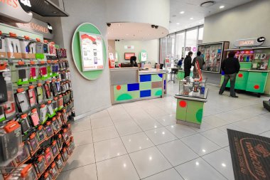 Bir alışveriş merkezinde bir cep telefonu deposunun iç iç