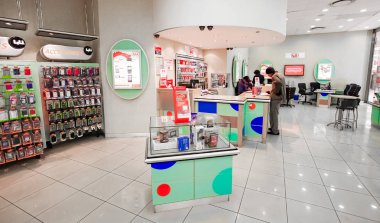 Bir alışveriş merkezinde bir cep telefonu deposunun iç iç