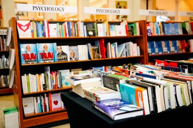Johannesburg, Güney Afrika - 27 Nisan 2011: iç Up-Market perakende kitap deposunun