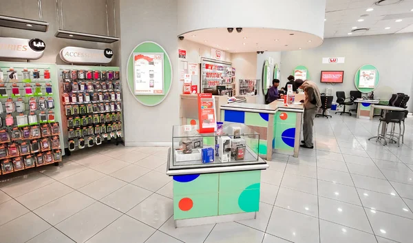 Bir alışveriş merkezinde bir cep telefonu deposunun iç iç