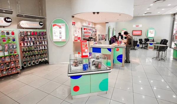 Bir alışveriş merkezinde bir cep telefonu deposunun iç iç