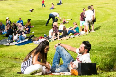 Johannesburg, Güney Afrika - 10 Mayıs 2014: çeşitli insanlar bir açık gıda ve Şarap Festivali