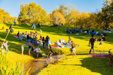 Johannesburg, Güney Afrika - 12 Mayıs 2018: çeşitli insanlar bir açık gıda ve Şarap Festivali