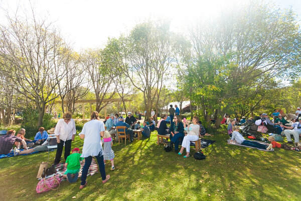 Йоханнесбург, ЮАР - 10 мая 2014 года: Разнообразие людей на фестивале еды и вина под открытым небом
