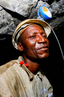 Johannesburg, Güney Afrika - 11 Ağustos 2008: yeraltı platin Paladyum madencilik ve makine