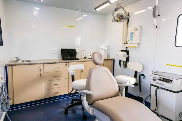 Bir kamyon bir mobil klinik iç