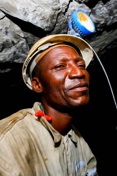 Фасбург, Южная Африка - 11 августа 2008 года: Подземная добыча и обработка палладия
