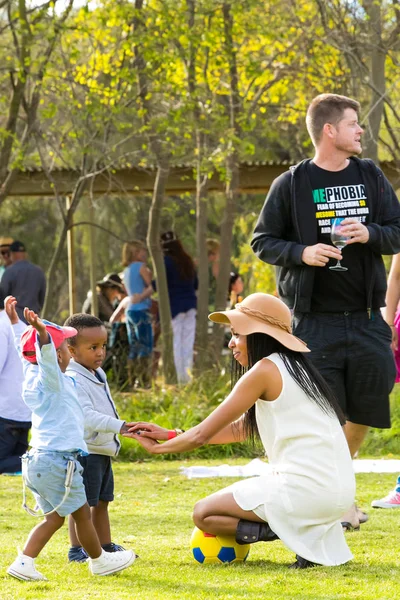 Johannesburg Sydafrika Maj 2014 Unga Familjer Picknick Parken — Stockfoto