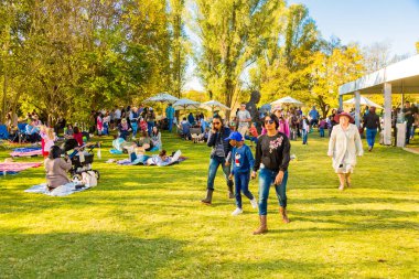 Johannesburg, Güney Afrika - 12 Mayıs 2018: çeşitli insanlar bir açık gıda ve Şarap Festivali