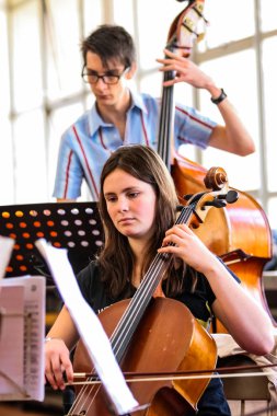 Johannesburg, Güney Afrika - 28 Ağustos 2010: Müzik okulu orkestrasında çeşitli gençler