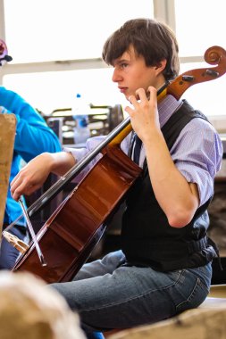 Johannesburg, Güney Afrika - 28 Ağustos 2010: Müzik okulu orkestrasında çeşitli gençler