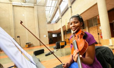 Johannesburg, Güney Afrika - 28 Ağustos 2010: Müzik okulu orkestrasında çeşitli gençler