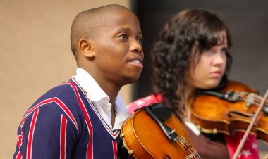 Johannesburg, Güney Afrika - 28 Ağustos 2010: Müzik okulu orkestrasında çeşitli gençler