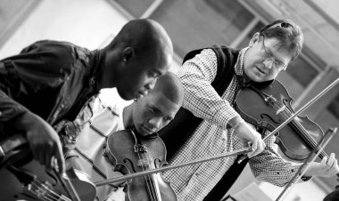 Johannesburg, Güney Afrika - Ağustos 28 2010: Müzik Okulu Orkestrası sınıf öğretmeni
