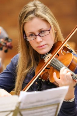 Johannesburg, Güney Afrika - 28 Ağustos 2010: Müzik okulu orkestrasında çeşitli gençler