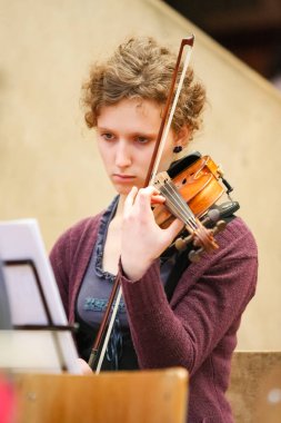 Johannesburg, Güney Afrika - 28 Ağustos 2010: Müzik okulu orkestrasında çeşitli gençler