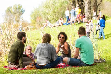 Johannesburg, Güney Afrika - 10 Mayıs 2014: çeşitli insanlar bir açık gıda ve Şarap Festivali