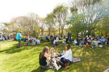 Johannesburg, Güney Afrika - 10 Mayıs 2014: çeşitli insanlar bir açık gıda ve Şarap Festivali