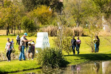 Johannesburg, Güney Afrika - 10 Mayıs 2014: sanat Nirox heykel Park'ta hayran insanlar
