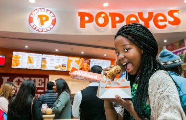 Popeyes Take Out Fast Food Restoran, Johannesburg, Güney Afrika - 13 Temmuz 2017: müşteriler