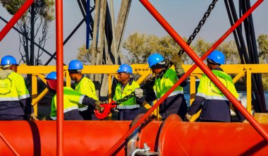 Johannesburg, Güney Afrika - Haziran 08 2010: inşaat işçisi bir inşaat alanı üzerinde