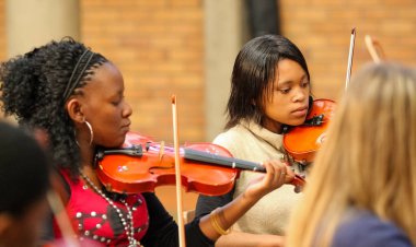 Johannesburg, Güney Afrika - 28 Ağustos 2010: Müzik okulu orkestrasında çeşitli gençler