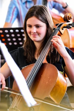 Johannesburg, Güney Afrika - 28 Ağustos 2010: Müzik okulu orkestrasında çeşitli gençler