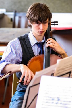 Johannesburg, Güney Afrika - 28 Ağustos 2010: Müzik okulu orkestrasında çeşitli gençler