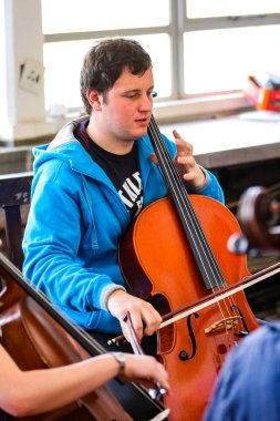 Johannesburg, Güney Afrika - 28 Ağustos 2010: Müzik okulu orkestrasında çeşitli gençler