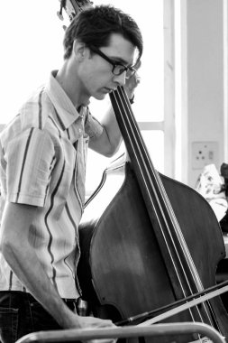 Johannesburg, Güney Afrika - 28 Ağustos 2010: Müzik okulu orkestrasında çeşitli gençler