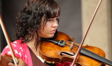 Johannesburg, Güney Afrika - 28 Ağustos 2010: Müzik okulu orkestrasında çeşitli gençler