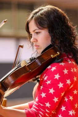 Johannesburg, Güney Afrika - 28 Ağustos 2010: Müzik okulu orkestrasında çeşitli gençler