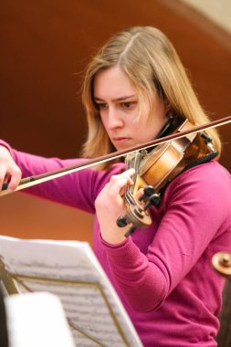 Johannesburg, Güney Afrika - 28 Ağustos 2010: Müzik okulu orkestrasında çeşitli gençler