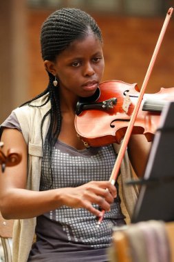 Johannesburg, Güney Afrika - 28 Ağustos 2010: Müzik okulu orkestrasında çeşitli gençler