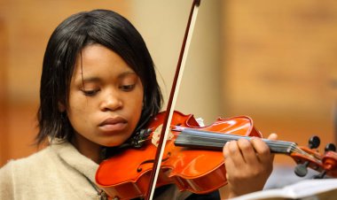 Johannesburg, Güney Afrika - 28 Ağustos 2010: Müzik okulu orkestrasında çeşitli gençler