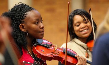 Johannesburg, Güney Afrika - 28 Ağustos 2010: Müzik okulu orkestrasında çeşitli gençler