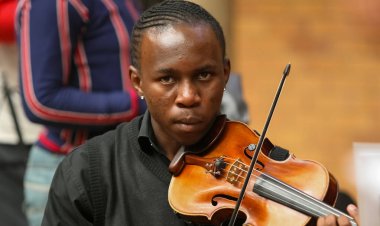 Johannesburg, Güney Afrika - 28 Ağustos 2010: Müzik okulu orkestrasında çeşitli gençler