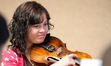 Johannesburg, Güney Afrika - 28 Ağustos 2010: Müzik okulu orkestrasında çeşitli gençler