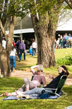 Johannesburg, Güney Afrika - 10 Mayıs 2014: çeşitli insanlar bir açık gıda ve Şarap Festivali