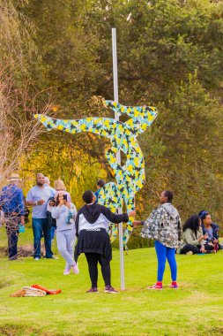 Johannesburg, Güney Afrika - 12 Mayıs 2018: sanat Nirox heykel Park'ta hayran insanlar