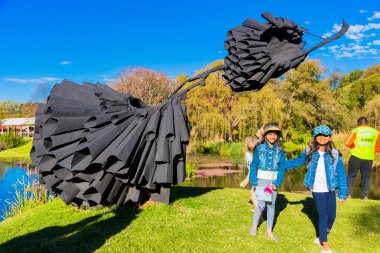 Johannesburg, Güney Afrika - 12 Mayıs 2018: sanat Nirox heykel Park'ta hayran insanlar
