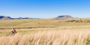 Afrikalı bir köy kırsal alanda bir bisiklete binmek çocuklar