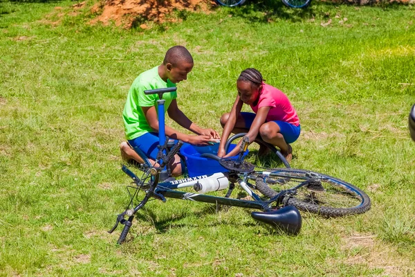 Harrismith South Africa October 2012 African Children Fixing Puncture Bike — Stock Photo, Image