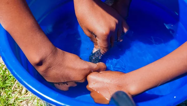 Afrikalı Çocuklar Bisikletle Bir Delik Tamir — Stok fotoğraf