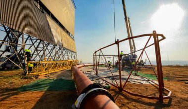 Johannesburg, Güney Afrika - 06 Haziran 2010: inşaat işçisi bir inşaat alanı üzerinde