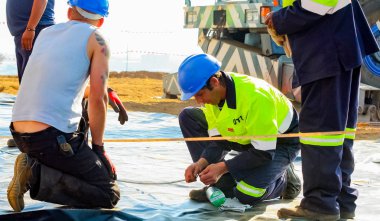 Johannesburg, Güney Afrika - 07 Haziran 2010: inşaat işçisi bir inşaat alanı üzerinde