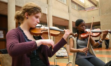 Johannesburg, Güney Afrika - 28 Ağustos 2010: Müzik okulu orkestrasında çeşitli gençler