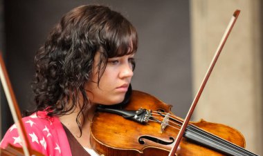 Johannesburg, Güney Afrika - 28 Ağustos 2010: Müzik okulu orkestrasında çeşitli gençler